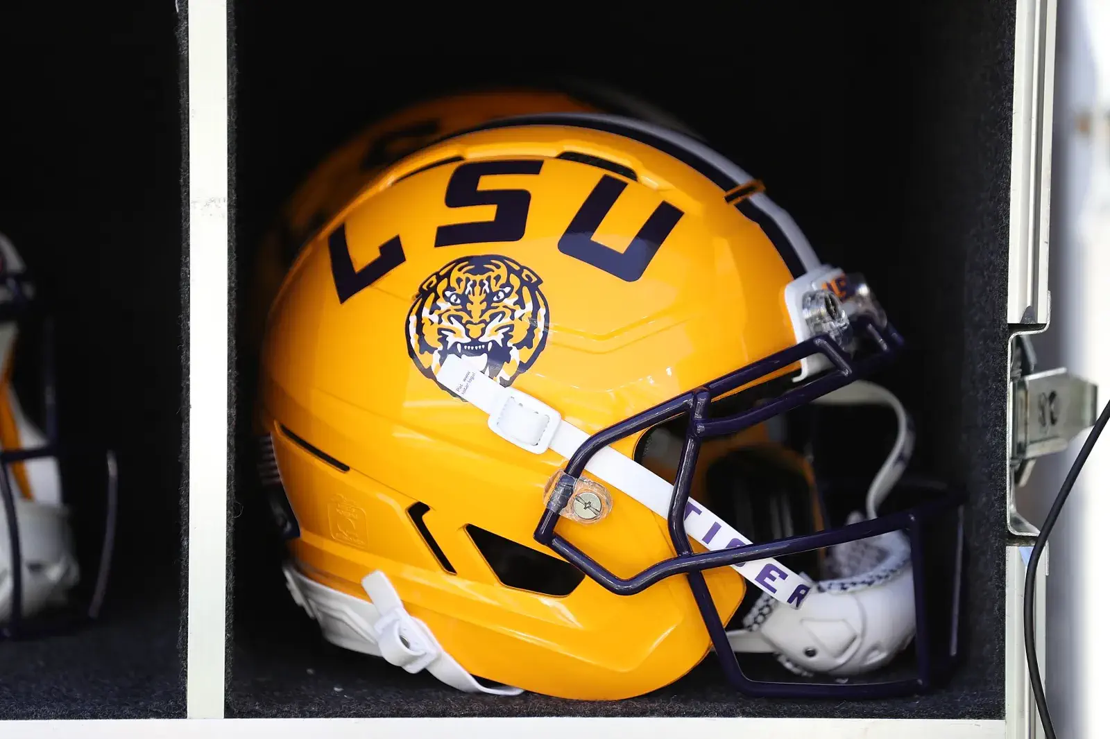Toosii joins LSU Football, drops "Proud of Me" video